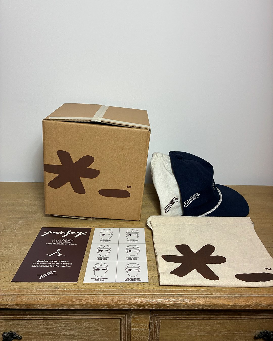 Pack completo justjay.: caja kraft, gorros, cubrepolvo de algodón compostable, tarjeta y guía de rostros