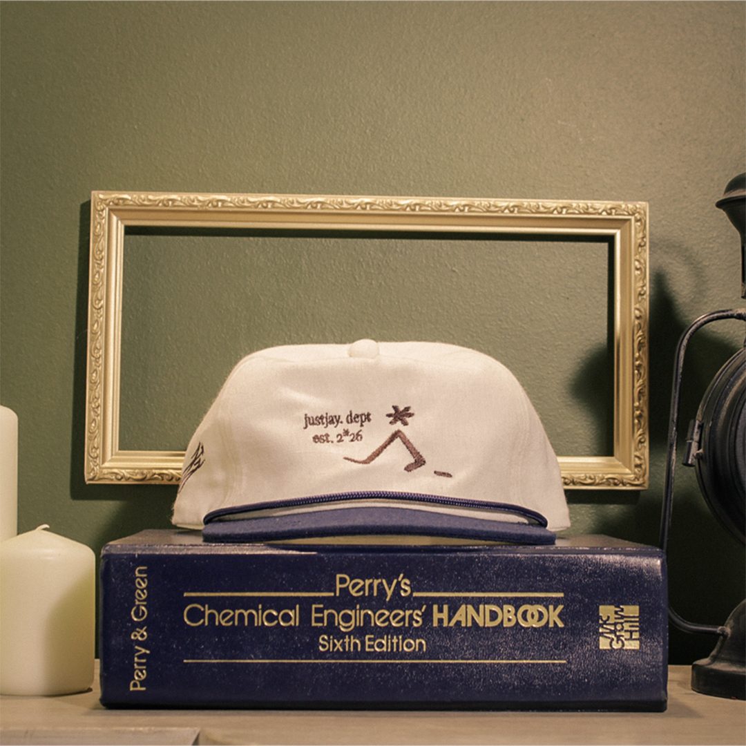 Golfer Bone — gorro de lino color hueso con visera navy